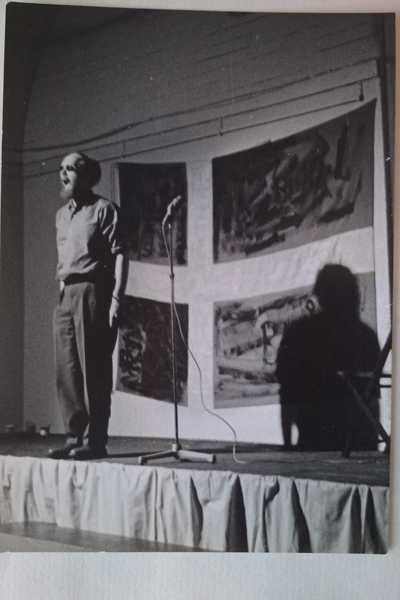 Ake Hodell (S) Painting the Danish flag into Swedish Colours. Photos by Knud Hvidberg / Kirsten Lockenwitz