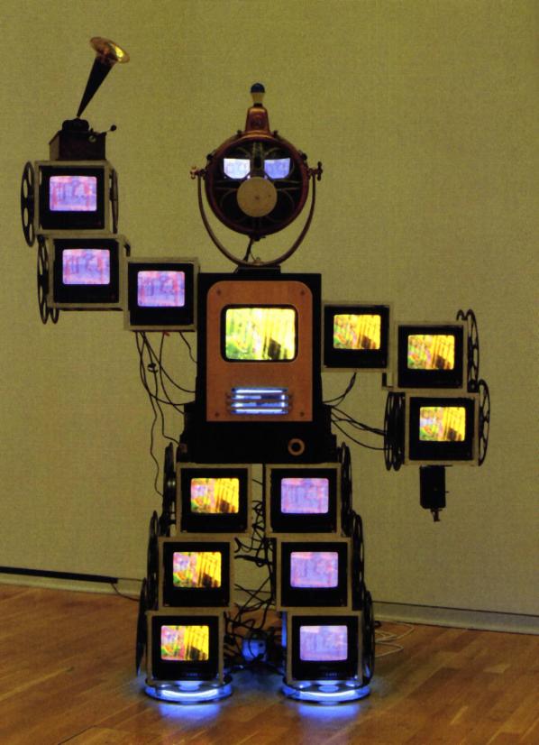 1963, Nam June Paik réalise Zen devant la tv.﻿